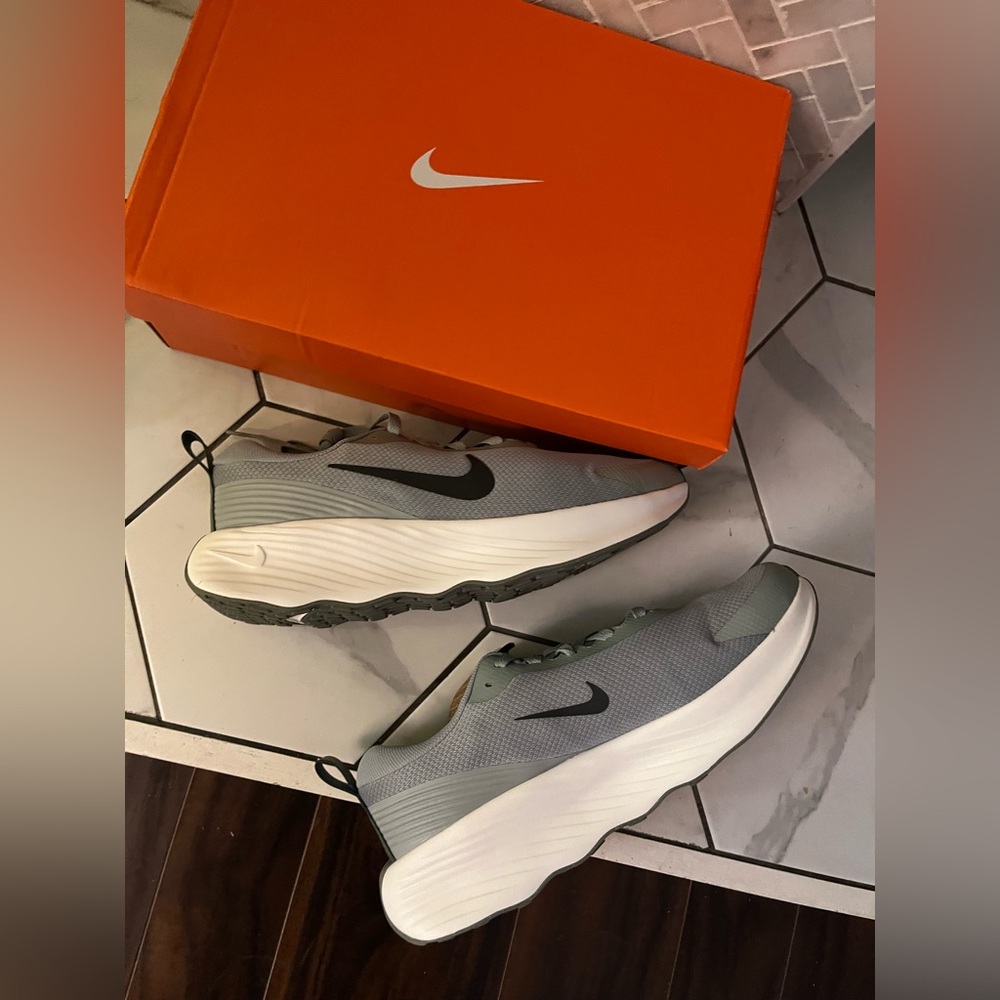 Nike Promina Gray and White Running Shoes - Picture 6 of 7
